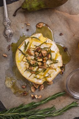 Delicious camembert tatlım, ceviz, otlar ve armut ile pişmiş
