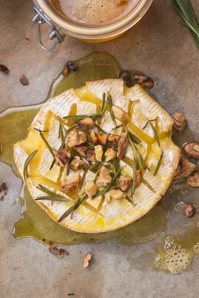 Delicious bakade camembert med honung, valnötter, örter och päron — Stockfoto