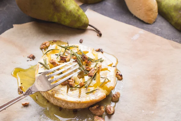 Delizioso camembert al forno con miele, noci, erbe e pere — Foto Stock