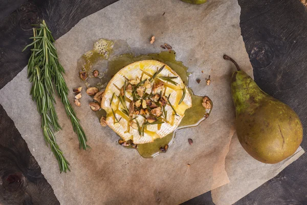 Delizioso camembert al forno con miele, noci, erbe e pere — Foto Stock