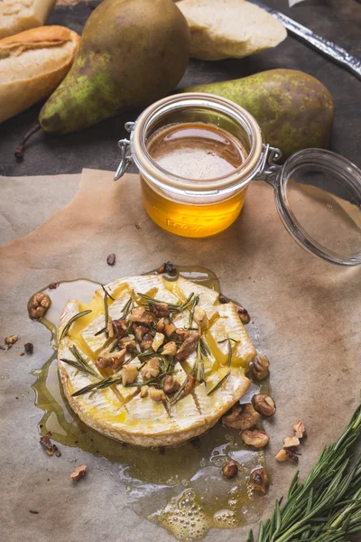 Delicious bakade camembert med honung, valnötter, örter och päron — Stockfoto