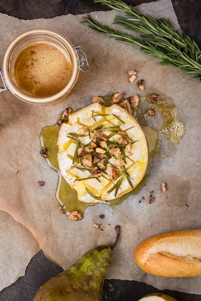 Delicious baked camembert with honey, walnuts, herbs and pears — Stock Photo, Image