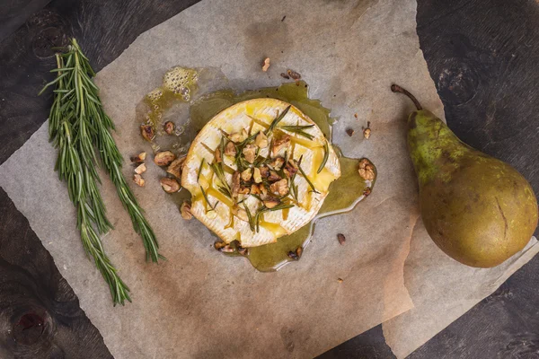 Camembert delicios coapte cu miere, nuci, ierburi și pere — Fotografie, imagine de stoc