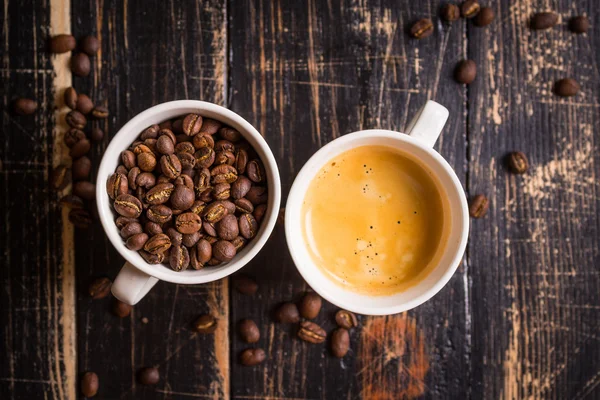 Grains de café dans une tasse — Photo