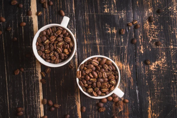 Chicchi di caffè in tazze — Foto Stock