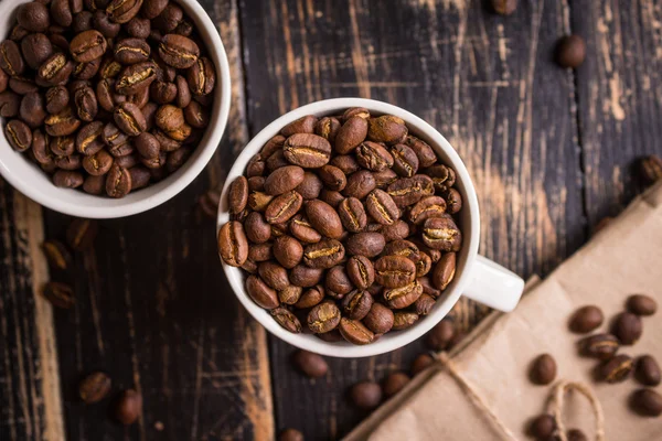 Chicchi di caffè in tazze — Foto Stock