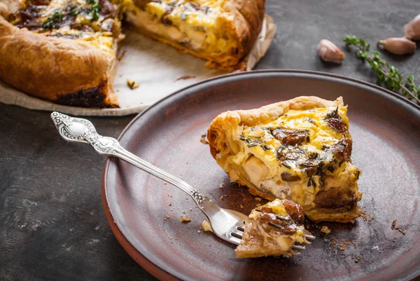 Tarta de ajo caramelizado con queso de cabra sobre fondo de madera oscura —  Fotos de Stock