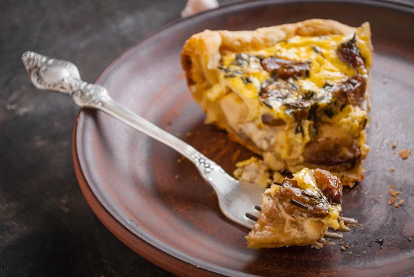 Tarta de ajo caramelizado con queso de cabra sobre fondo de madera oscura — Foto de Stock