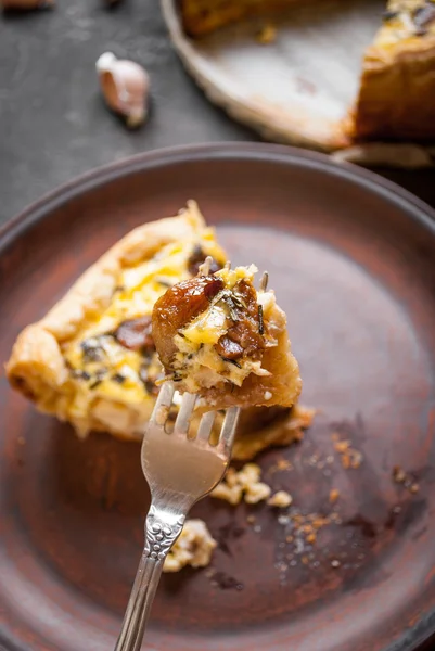 Karmelizowane czosnek tarta z kozim serem na ciemne drewniane backgrou — Zdjęcie stockowe