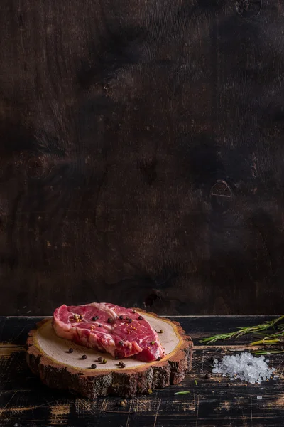 Ωμό κρέας ζουμερό φιλέτο σε σκοτεινά ξύλινα φόντο έτοιμο για ψήσιμο — Φωτογραφία Αρχείου