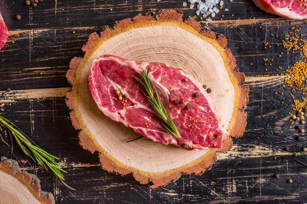 Filete de carne jugosa cruda sobre fondo de madera oscura listo para asar —  Fotos de Stock