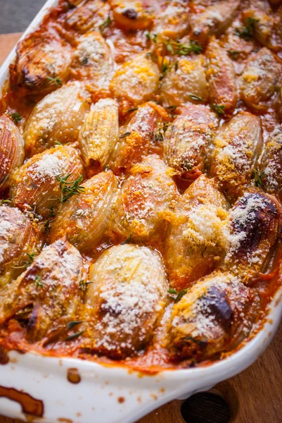 Gebakken uien gevuld met fetakaas en tomaten — Stockfoto