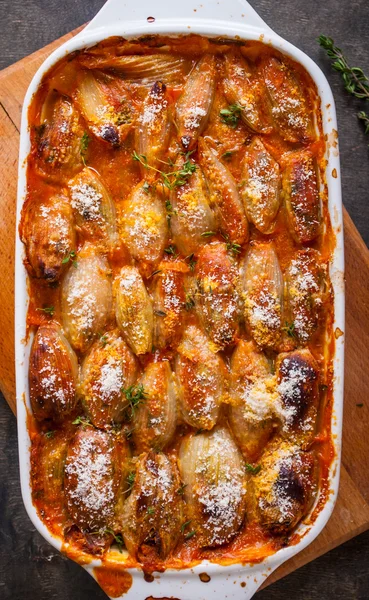 Cebollas al horno rellenas de queso feta y tomates —  Fotos de Stock