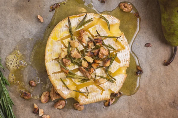 Delicious bakade camembert med honung, valnötter, örter och päron — Stockfoto