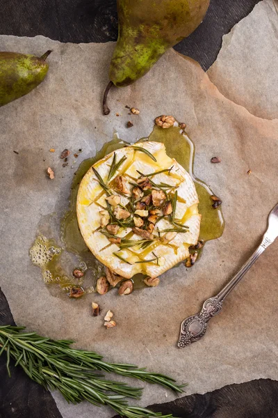 Delicious zapečený hermelín s medem, vlašskými ořechy, byliny a hrušky — Stock fotografie