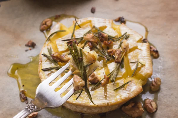 Delicious baked camembert with honey, walnuts, herbs and pears — Stock Photo, Image