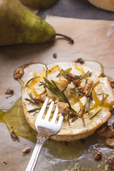 Delicious baked camembert with honey, walnuts, herbs and pears — Stock Photo, Image