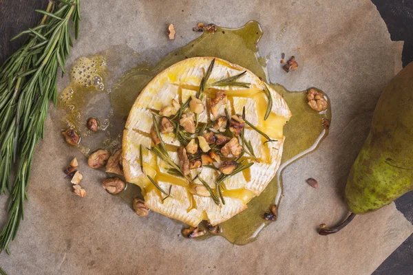 Delicioso camembert al horno con miel, nueces, hierbas y peras — Foto de Stock