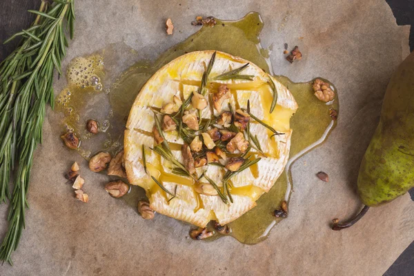 Delicious zapečený hermelín s medem, vlašskými ořechy, byliny a hrušky — Stock fotografie