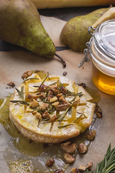 Camembert delicioso cozido no forno com mel, nozes, ervas e peras — Fotografia de Stock