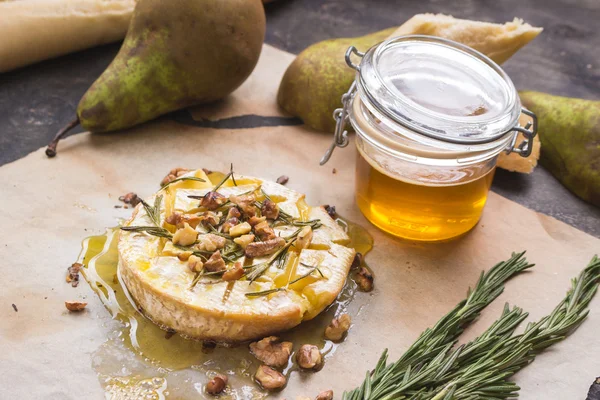 Delicious baked camembert with honey, walnuts, herbs and pears — Stock Photo, Image