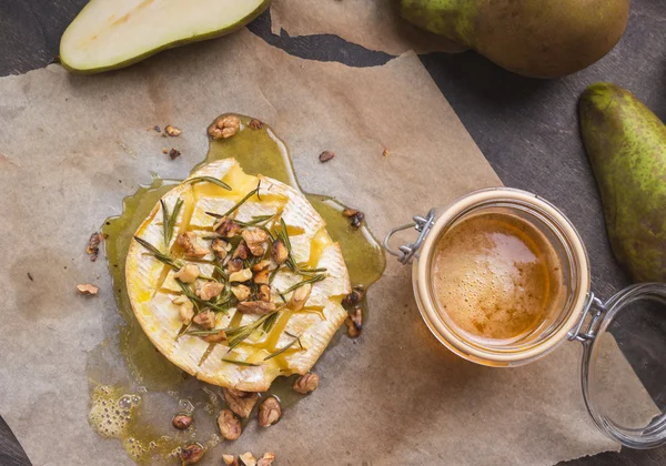 Delicious baked camembert with honey, walnuts, herbs and pears — Stock Photo, Image