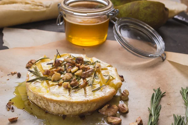 Köstlich gebackener Camembert mit Honig, Walnüssen, Kräutern und Birnen — Stockfoto