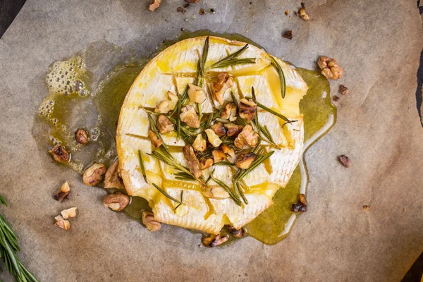 Delicious zapečený hermelín s medem, vlašskými ořechy, byliny a hrušky — Stock fotografie