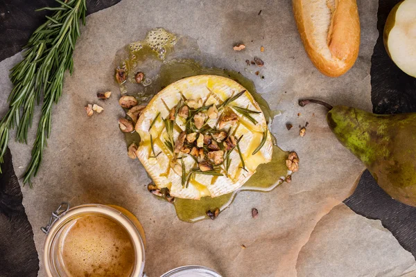 Delicioso camembert al horno con miel, nueces, hierbas y peras — Foto de Stock