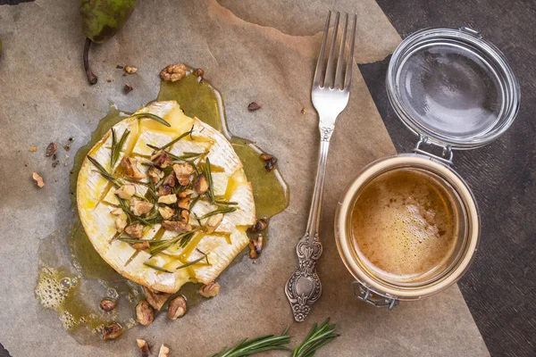美味烤卡门培尔奶酪蜂蜜、 核桃、 草药和梨 — 图库照片