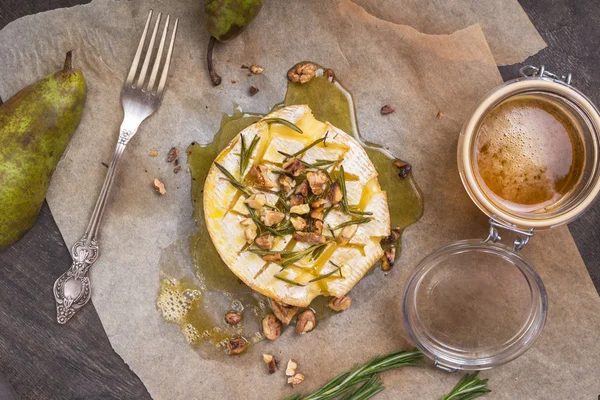 Delicious baked camembert with honey, walnuts, herbs and pears — Stock Photo, Image