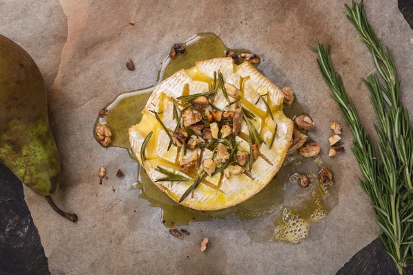 Delicious zapečený hermelín s medem, vlašskými ořechy, byliny a hrušky — Stock fotografie