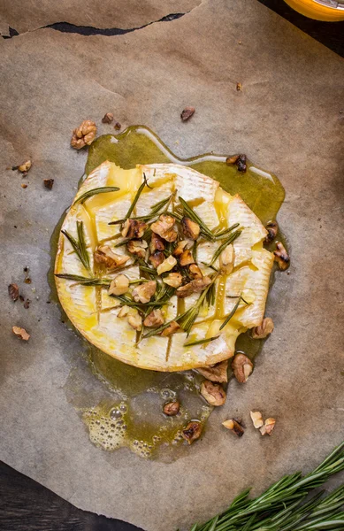 Delicious baked camembert with honey, walnuts, herbs and pears — Stock Photo, Image