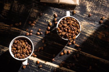 Bardak kahve çekirdekleri, sabah güneş ışığı ile