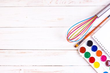 Boya, fırça, çırpma teli ve tablet ile pad kroki