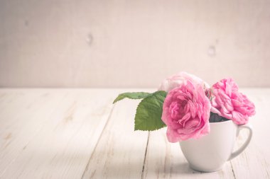 Beyaz ahşap zemin üzerinde pembe güller