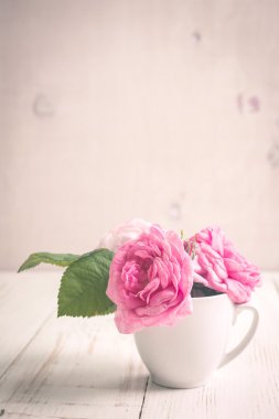 Beyaz ahşap zemin üzerinde pembe güller