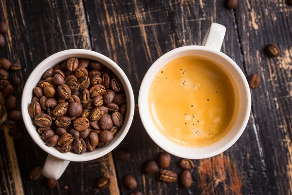 Chicchi di caffè in tazze — Foto Stock