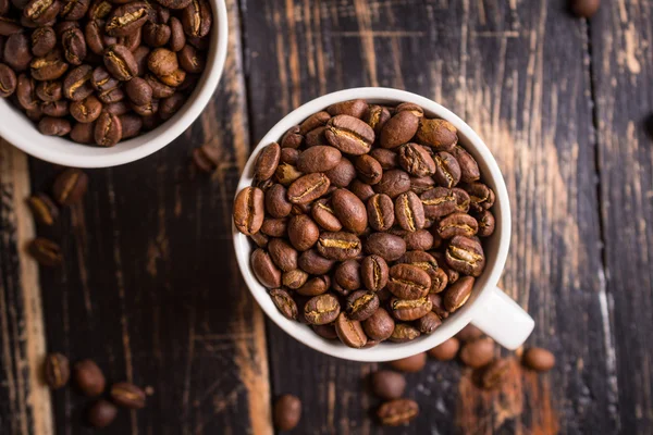 Grains de café dans une tasse — Photo