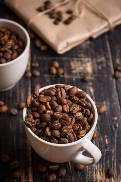 Chicchi di caffè in tazze — Foto Stock