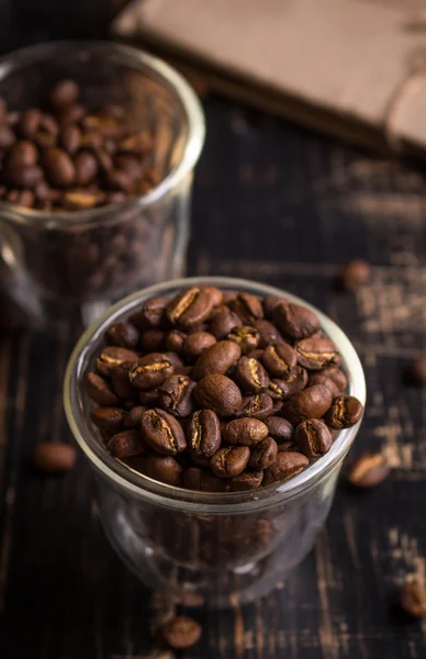 Grains de café dans un verre — Photo