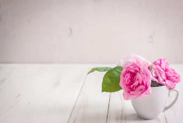 Herbata róż na białym tle drewniane — Zdjęcie stockowe
