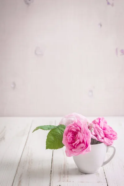 Roze rozen van de thee op een witte houten achtergrond — Stockfoto