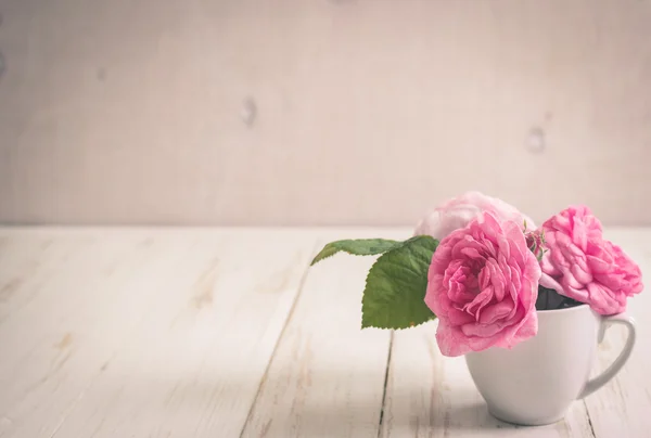 Pink tea roses on a white wooden background — Stock Photo, Image