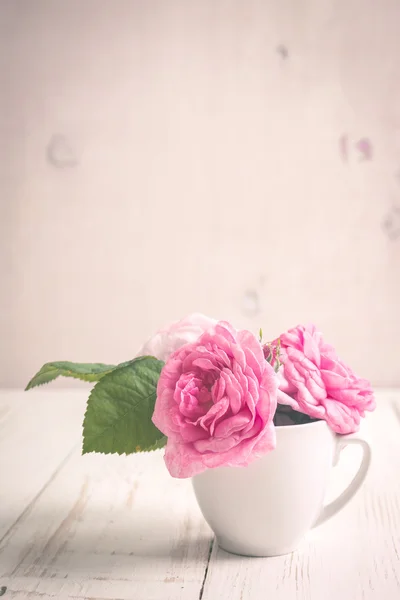 Roze rozen van de thee op een witte houten achtergrond — Stockfoto