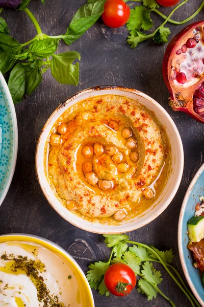 Bord serveret med mellemøstlige vegetariske retter. Hej, Hummus. - Stock-foto