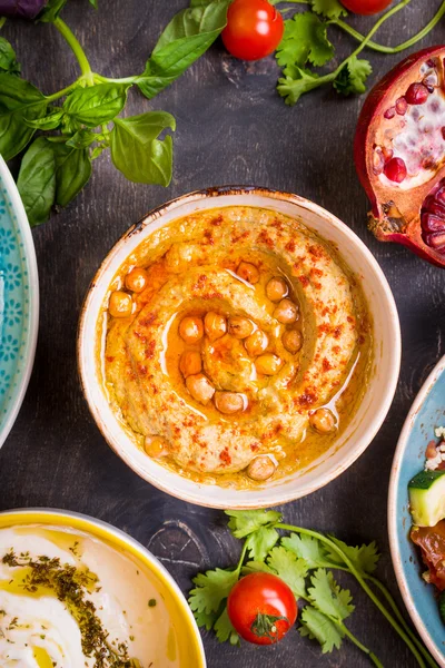 Tabela serwowane z Bliskiego Wschodu wegetariańskimi. Hummus, tahi — Zdjęcie stockowe