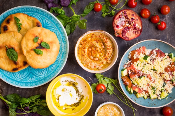 Mesa servida com pratos vegetarianos do Oriente Médio. Hummus, tahi. — Fotografia de Stock