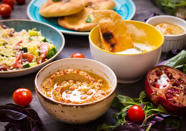 Стол с блюдами ближневосточной вегетарианской кухни. Хумус, тахи — стоковое фото