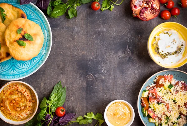 Mesa servida con platos vegetarianos de Oriente Medio. Hummus, tahi — Foto de Stock